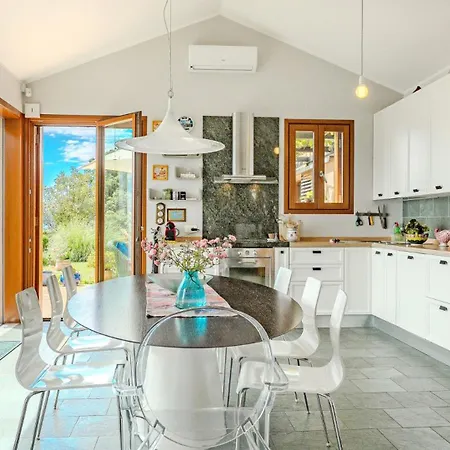 Perfect House Beachfront By Guide Vila Lovran